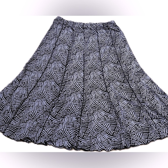 Laura PLUS Black & White A-Line Flowy Midi Skirt. Size 14. - Picture 6 of 10